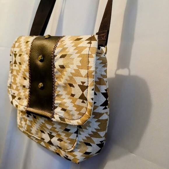 New Pleather trim Southwestern Crossbody Bag Purse Brown Mustard Chevron Sling - Picture 5 of 11
